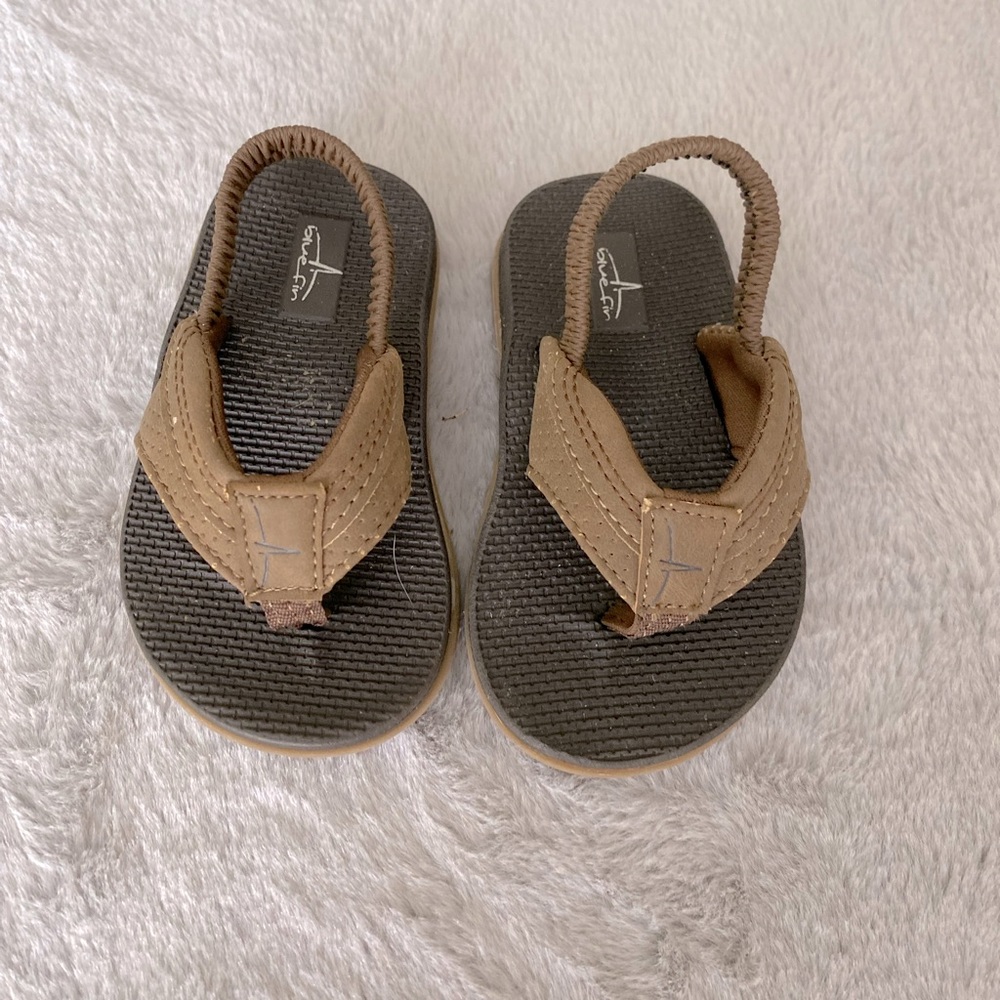Bluefin size 5 toddler sandals.